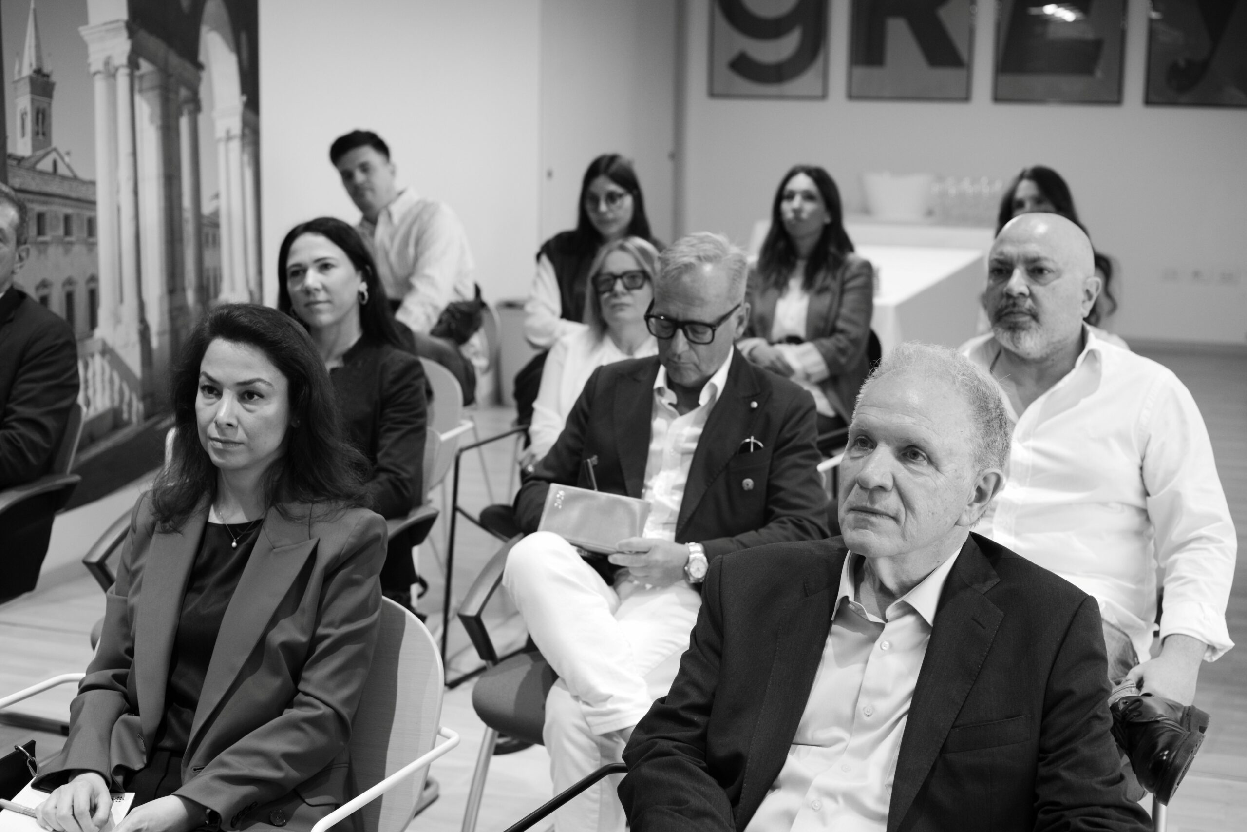 Intelligenza artificiale e decisioni aziendali: confronto tra professionisti per integrare dati, esperienza umana e leadership.